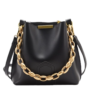 Secchiello alla moda in pelle nera con manico a catena dorata e tracolla sottile