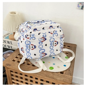 Détail d'un sac à dos en toile blanche avec imprimés chien de dessin animé et poche