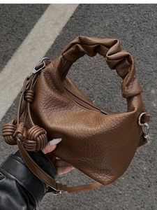 Détails du sac à main plissé marron foncé avec pompons tressés et bandoulière fine