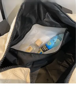 Detailansicht der Trocken- und Nasstrennungstasche im gesteppten Reisetasche-Innenraum