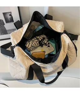 Innenansicht der großen beigen gesteppten Reisetasche mit viel Stauraum für Zubehör