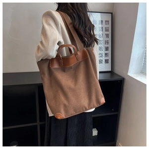 Bolso tote de lona marrón y cuero en modelo para un estilo diario y práctico