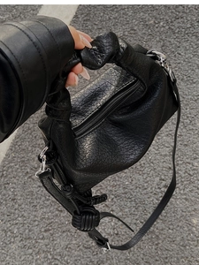 Détail du sac nuage noir plissé en similicuir craquelé avec un nœud décoratif tissé élégant