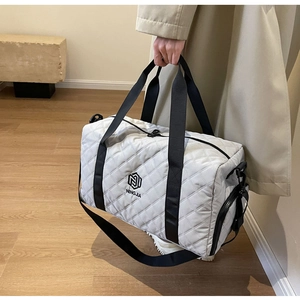 Detail der gesteppten Reisetasche mit NINGJIA-Logo und verstellbarem Nylon-Schultergurt