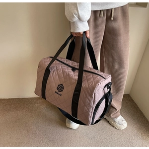 Detail der rosa gesteppten Reisetasche mit NINGJIA-Logo und verstellbarem Schultergurt