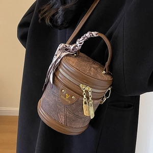 Sac seau cylindre marron rétro avec motif carte et foulard en soie décoratif