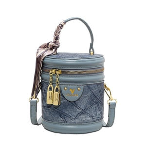 Sac seau chic en denim bleu avec garniture en cuir et poignée ornée d'un foulard