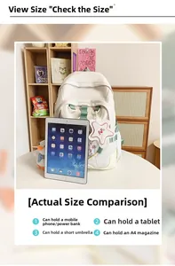 Detalle de mochila de lona crema que muestra gran capacidad para tabletas y revistas A4
