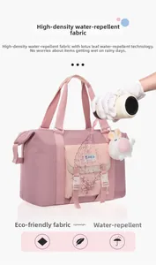Wasserabweisendes Detail der rosa Reisetasche aus hochdichtem Gewebe mit Tragegriffen