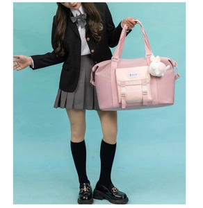 Rosa Oxford Reisetasche mit beiger Tasche, weißen Schnallen und Hasenanhänger