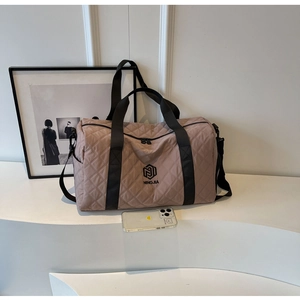 Detailansicht der gesteppten Reisetasche in Rosa mit Reißverschlüssen und Griffen