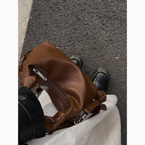 Sac à main rétro marron avec texture litchi design plissé et bandoulière à nœuds