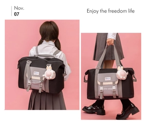 Details der schwarzen Oxford-Reisetasche mit grauer Vordertasche und Plüsch-Hasenanhänger