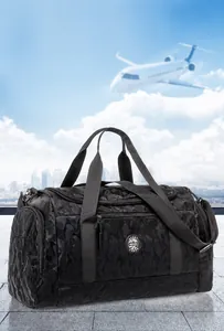 Détail du sac de voyage camouflage gris avec compartiment à chaussures et bandoulière