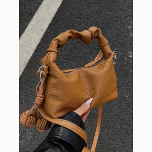 Sac à main marron en cuir avec poignée plissée et breloques tissées pour femme
