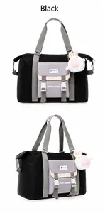 Front- und Seitenansicht schwarze Oxford-Reisetasche mit Hasenanhänger und Farbmix-Tasche