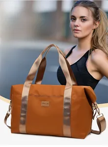 Vue épaule du grand sac de voyage en nylon marron avec logo et bandoulière réglable