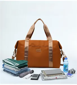 Vue détaillée du grand sac de voyage avec articles de voyage et accessoires