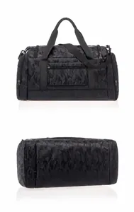 Détail du sac de voyage camouflage noir avec poignées renforcées et bandoulière réglable