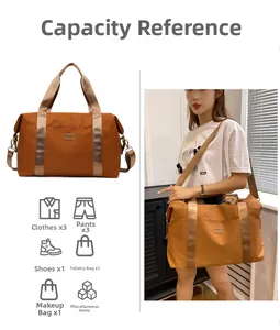 Vue macro d'un grand sac de voyage en nylon marron avec icônes de capacité et usage mannequin