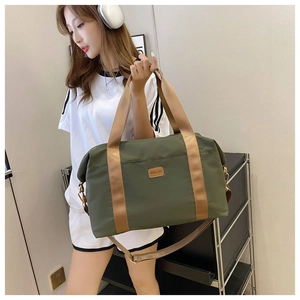 Détail du grand sac de voyage en tissu Oxford vert armée montrant sa capacité spacieuse