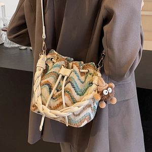 Bolso cubo tejido minimalista con cordón ajustable y colgante de monstruo de peluche suave