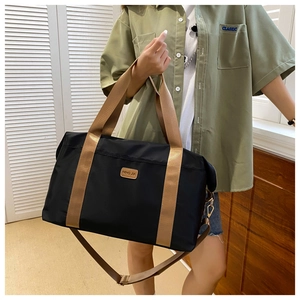 Détail d'un grand sac de voyage noir en tissu Oxford avec des sangles renforcées