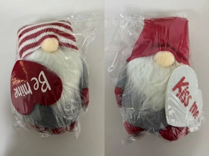 Détail de gnomes de la Saint-Valentin en peluche avec chapeaux à rayures et cœurs