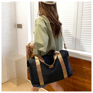 Vue détaillée du sac de voyage en tissu Oxford avec poignée renforcée et bandoulière