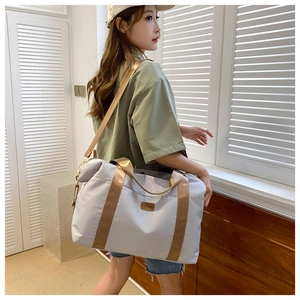 Détail du sac de voyage en oxford gris clair imperméable avec sangles tissées bronze