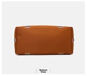 Vue détaillée du fond renforcé du sac de voyage orange en tissu Oxford durable