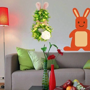 Détail d'une couronne de lapin de Pâques lumineuse à LED avec feuillage vert et oreilles