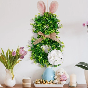 Vue détaillée d'une couronne de lapin de Pâques avec feuilles vertes et nœud en toile de jute
