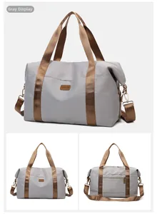 Détail du sac de voyage Oxford gris avec bandoulières réglables et texture imperméable