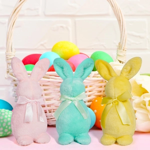 Détails de trois lapins de Pâques floqués aux tons pastels avec rubans en satin