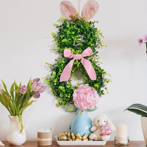 Détail de la couronne de Pâques en forme de lapin avec oreilles roses et gros nœud