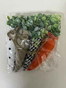 Detail of Easter fabric carrot set with polka dots and plaid patterns in polybag