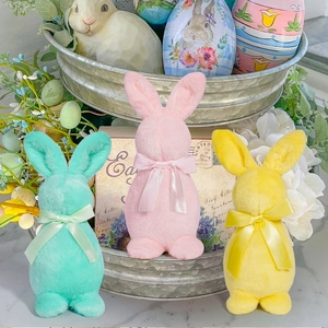 Trois lapins de Pâques floqués colorés avec nœuds en satin vert menthe, rose et jaune