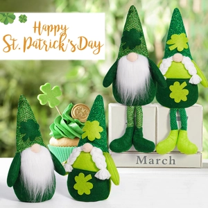 Détail de gnomes de la Saint-Patrick avec chapeaux de trèfle vert et barbes en peluche