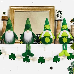 Détails de gnomes de la Saint-Patrick avec motifs trèfles sur un manteau de cheminée