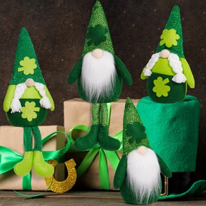 Gnomes de la Saint-Patrick avec chapeaux à trèfles et textures tricotées en gros plan