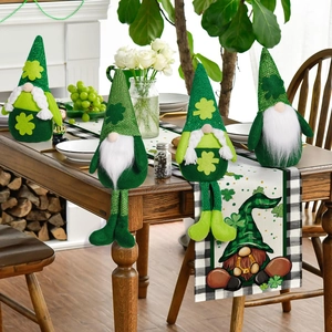 Lot de quatre gnomes de la Saint-Patrick avec chapeaux trèfles sur une table de fête