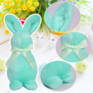 Détails du lapin de Pâques en peluche vert menthe montrant la fourrure et le ruban satin