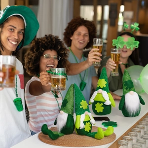 Lot de quatre gnomes de la Saint-Patrick avec chapeaux de trèfles sur un comptoir festif