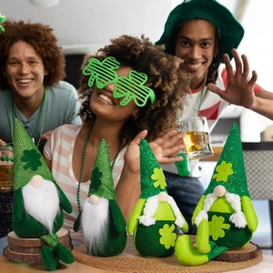 Détails de quatre gnomes verts de la Saint-Patrick avec trèfles et longues barbes blanches