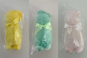 Vue détaillée de poupées lapins en peluche jaunes, roses et verts en sacs plastiques