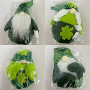 Détail de quatre gnomes de la Saint-Patrick avec trèfles verts et décors à paillettes