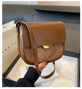 Sacoche marron rétro avec fermoir doré, présentée dans un coffret cadeau de luxe