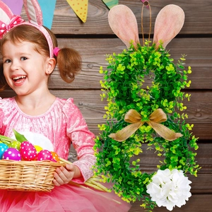 Corona de Pascua con forma de conejo con hojas artificiales y orejas de arpillera rosa