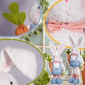Lapins de Pâques en peluche à jambes extensibles avec salopettes bleues et carottes